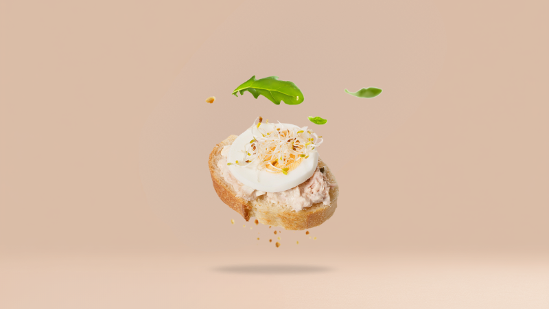 Mini kanapka z pastą z tuńczyka