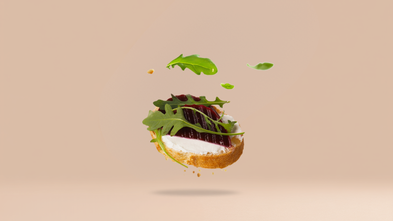 Mini kanapka z serkiem kozim i burakiem