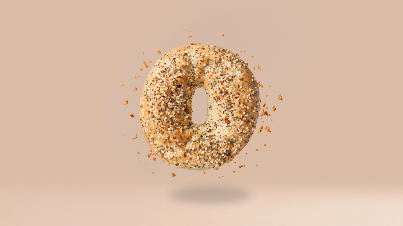 Bajgiel z cebulką i sezamem