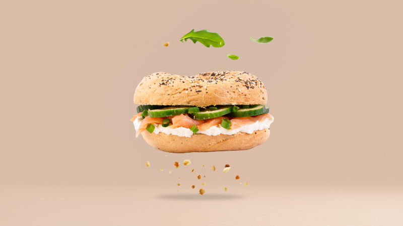 Bajgiel z łososiem wędzonym na zimno