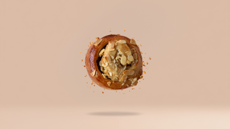 Bulla z kremem migdałowym