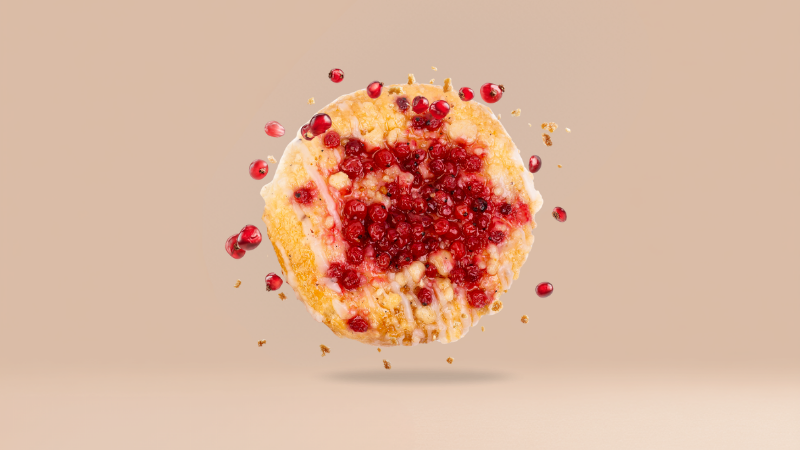 Drożdżówka Maxi z czerwoną porzeczką i kruszonką