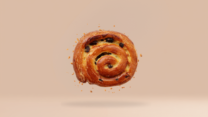 Monokl z kremem patissiere i rodzynkami