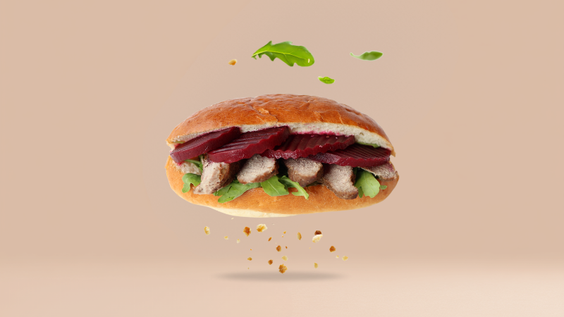 Brioche z filetem z kaczki, sosem chrzanowym i burakiem