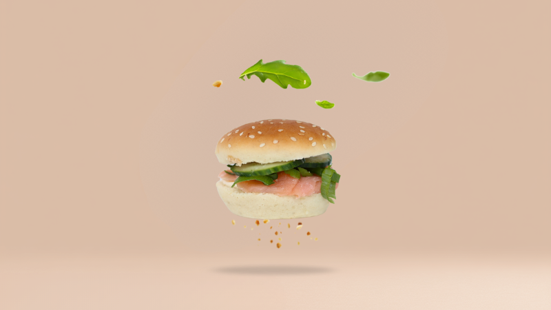 Mini burger z wędzonym łososiem